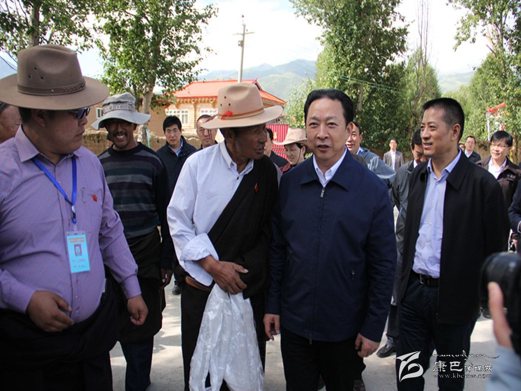 黃新初在甘孜縣調(diào)研指導(dǎo)扶貧開發(fā)工作、慰問對口支援我州的干部人才代表掠影
