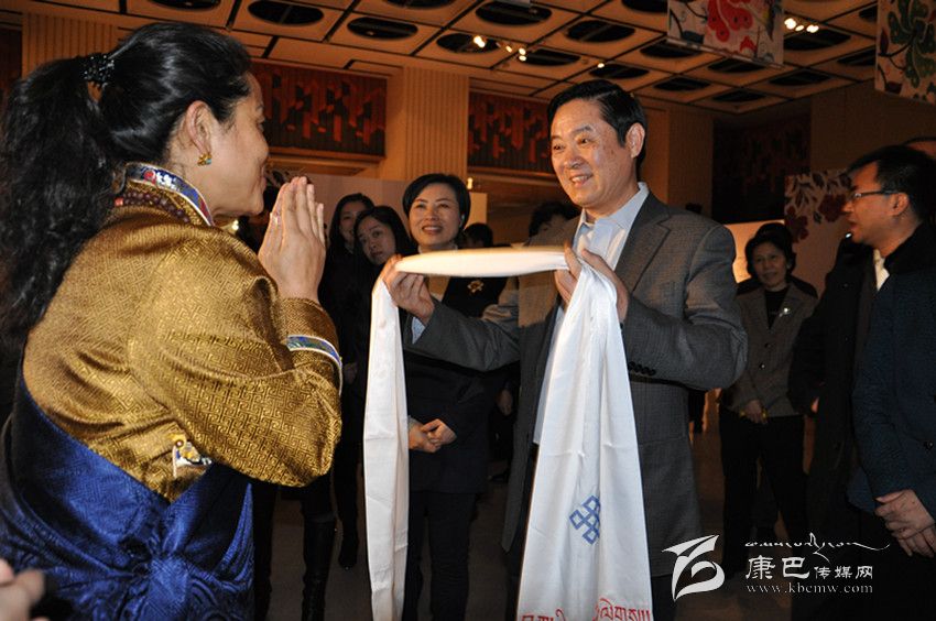 我州藏繡作品在京參加 “川針引線(xiàn)·巧手致富”展掠影.