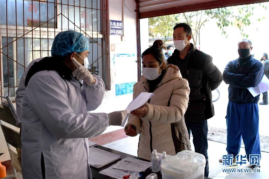 （抓好經(jīng)濟發(fā)展 應對復雜局面·圖文互動）（3）2500萬農(nóng)民工如何安全返崗？——農(nóng)民工大省四川復工觀察