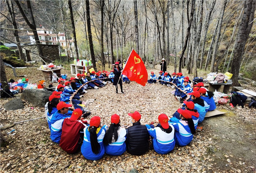 謝玲與學生.jpg 謝玲與學生.jpg