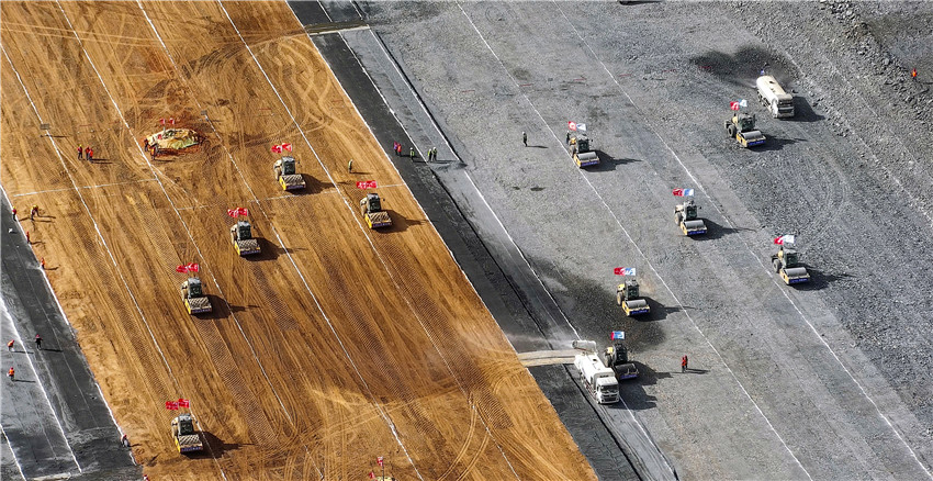 兩河口水電站大壩無(wú)人.jpg 兩河口水電站大壩無(wú)人.jpg