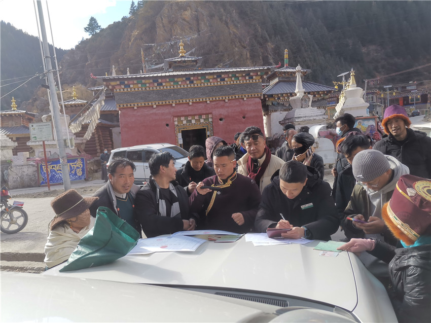 別樣的汽車銀行很接地氣，農(nóng)行德格縣支行開展農(nóng)戶信息建檔，現(xiàn)場為百姓開展金融服務(wù)。.jpg