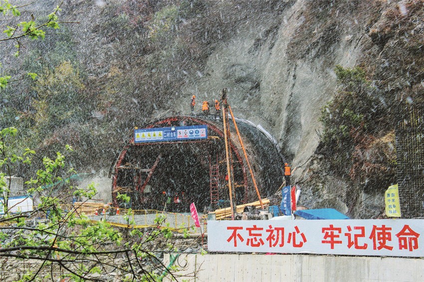 工人冒雪.jpg 工人冒雪.jpg