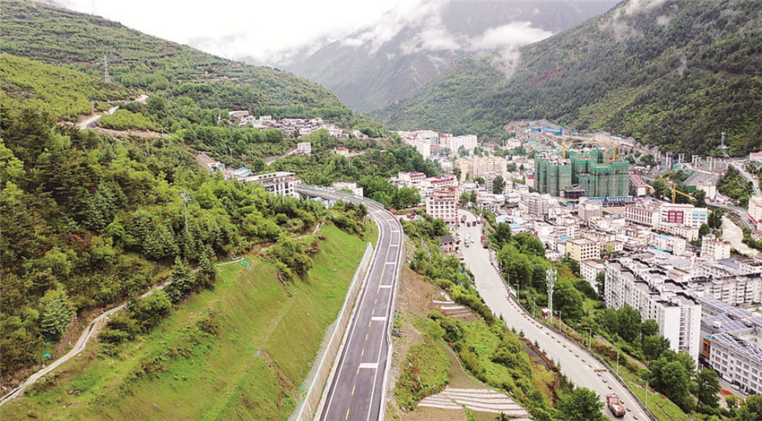 過境段公路.jpg 過境段公路.jpg