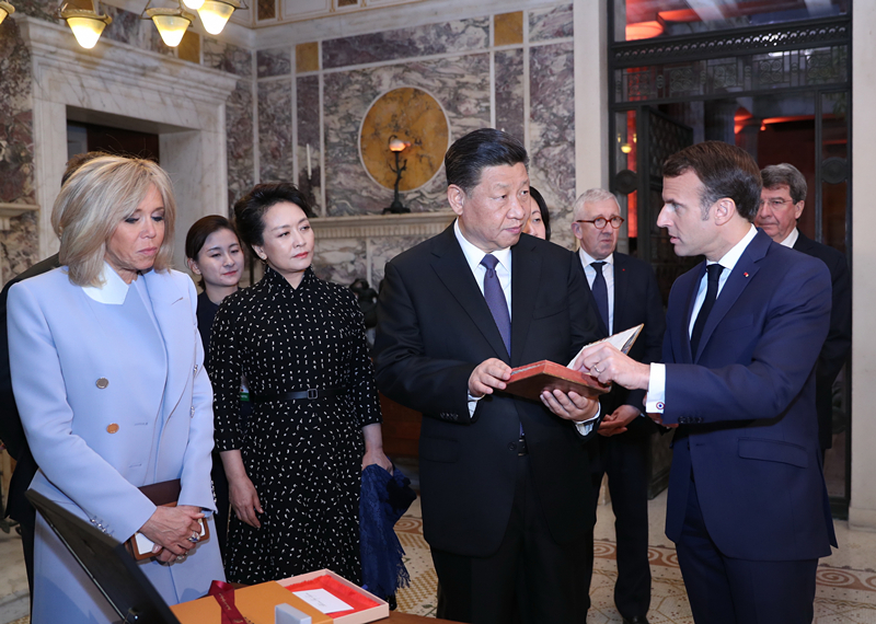 2019年3月24日，習(xí)近平在法國(guó)尼斯會(huì)見(jiàn)法國(guó)總統(tǒng)馬克龍。會(huì)見(jiàn)前，馬克龍向習(xí)近平贈(zèng)送1688年法國(guó)出版的首部《論語(yǔ)導(dǎo)讀》法文版原著。
