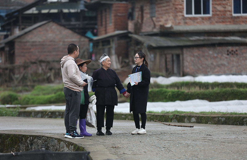2022年3月24日，在廣西柳州市三江侗族自治縣良口鄉(xiāng)南寨村，紀(jì)檢監(jiān)察干部（右一、左一）在了解惠農(nóng)政策落實(shí)情況。