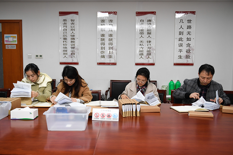 2020年1月8日，浙江寧波市北侖區(qū)紀(jì)委工作人員在檢查北侖區(qū)大數(shù)據(jù)發(fā)展管理中心2019年的公款消費(fèi)票據(jù)，查找是否存在違規(guī)問題。