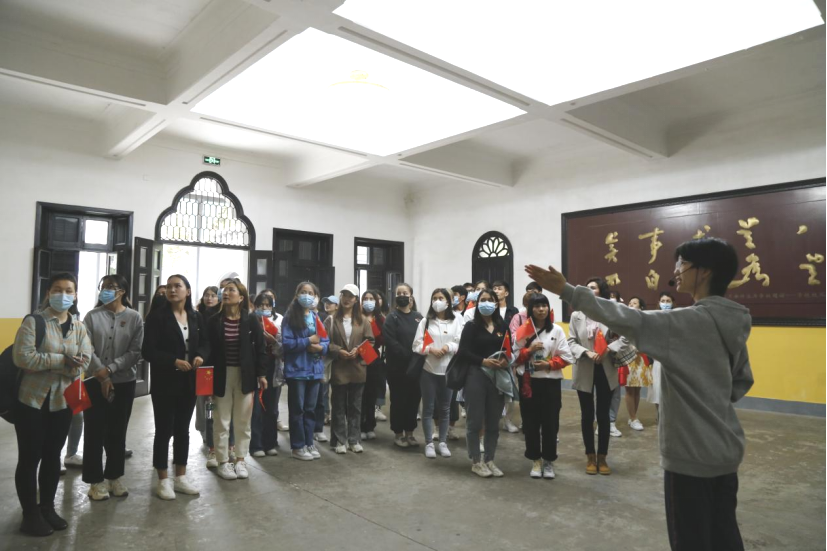 2021年5月20日，在喜迎中國(guó)共產(chǎn)黨建黨100周年之際，我校開(kāi)展了少數(shù)民族學(xué)生“學(xué)黨史、感恩黨、跟黨走”紅色研學(xué)活動(dòng)。