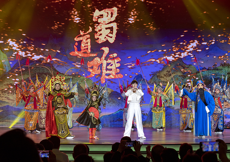 2023年10月13日，成都，“把青春華章寫(xiě)在祖國(guó)大地上”大思政課網(wǎng)絡(luò)主題宣傳和互動(dòng)引導(dǎo)活動(dòng)在四川大學(xué)舉行。