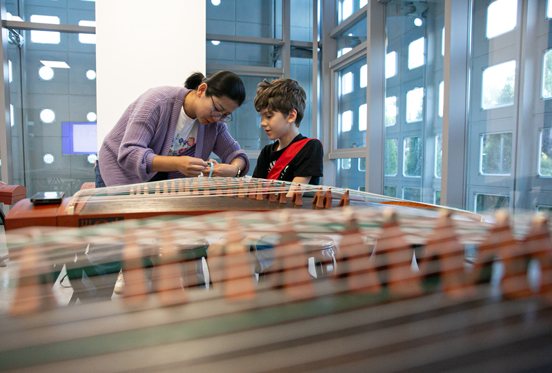 4月29日，在塞爾維亞貝爾格萊德中國文化中心，古箏指導(dǎo)老師王宣（左）在教學(xué)。新華社記者 李京 攝