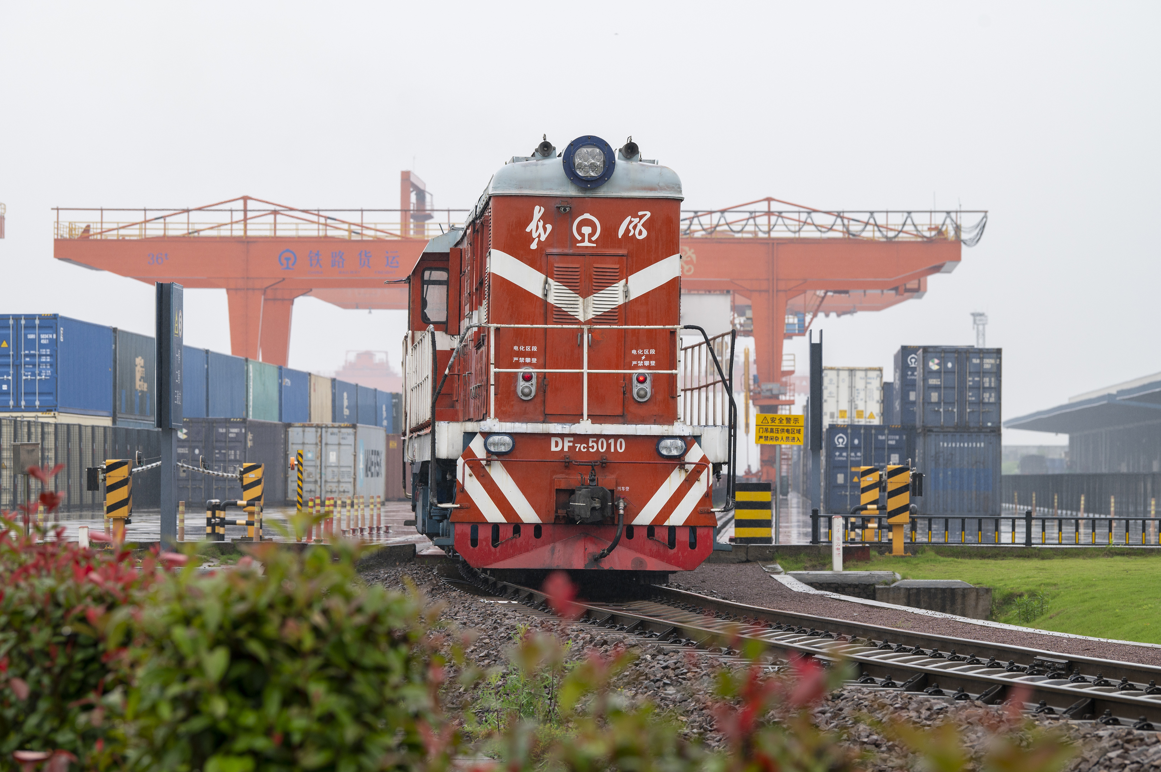 2024年5月5日，“五一”假期最后一天。在浙江省金華市金東區(qū)鐵路金華南站，一列滿載110標(biāo)箱的中歐班列緩緩啟程駛往匈牙利。