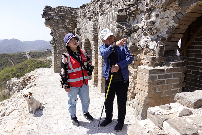 在明長城遺址上，梅景田給外甥女劉紅巖講述長城故事。
