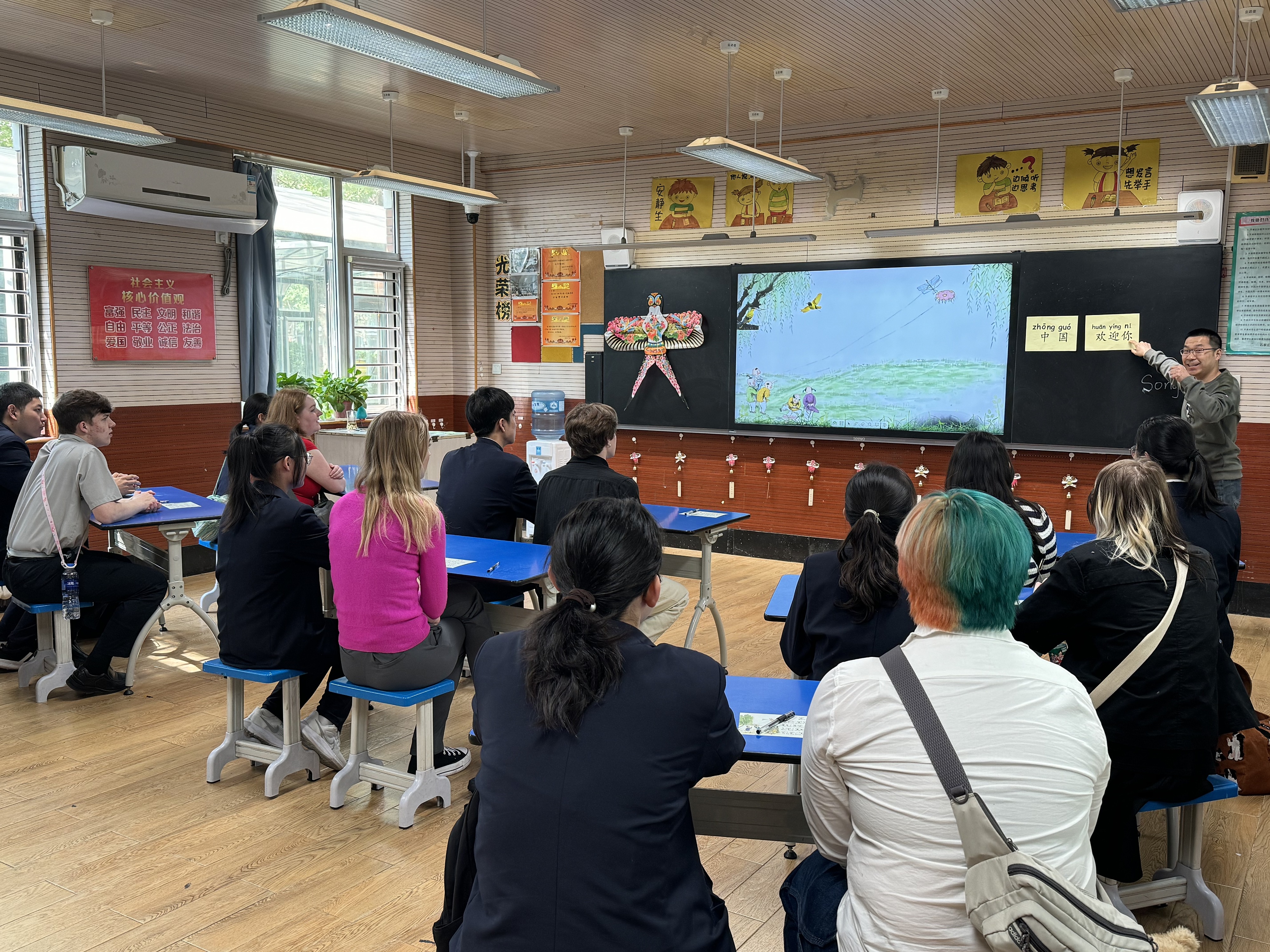 2024年4月20日，美國艾奧瓦州馬斯卡廷高中“友誼傳承”研學(xué)團來到石家莊外國語學(xué)校，中美學(xué)生同上一節(jié)中文課。