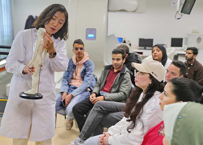 2023年4月19日，河北省秦皇島市中醫(yī)醫(yī)院醫(yī)務(wù)工作者為燕山大學(xué)外國(guó)留學(xué)生講解中醫(yī)經(jīng)絡(luò)知識(shí)。