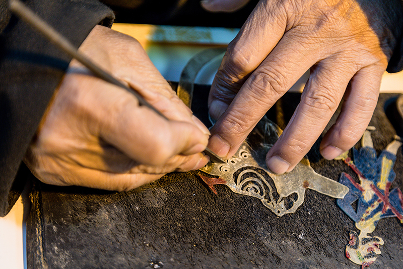 皮影非遺傳承人正在制作皮影。