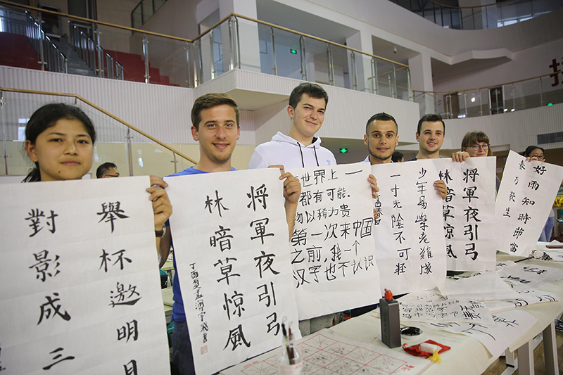 2017年6月5日，來(lái)自青島大學(xué)和中國(guó)石油大學(xué)（華東）的外國(guó)留學(xué)生在展示剛剛現(xiàn)場(chǎng)完成的書法作品。