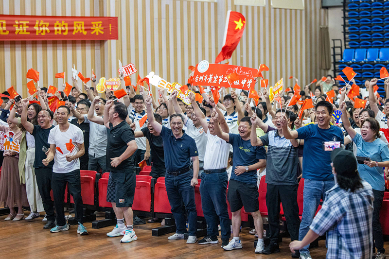 北京時(shí)間7月27日，2024年巴黎奧運(yùn)會(huì)首個(gè)比賽日，在射擊10米氣步槍混合團(tuán)體比賽中，中國(guó)選手黃雨婷/盛李豪獲得金牌。圖為黃雨婷的母校師生們通過(guò)收看奧運(yùn)直播的方式為她加油助威。