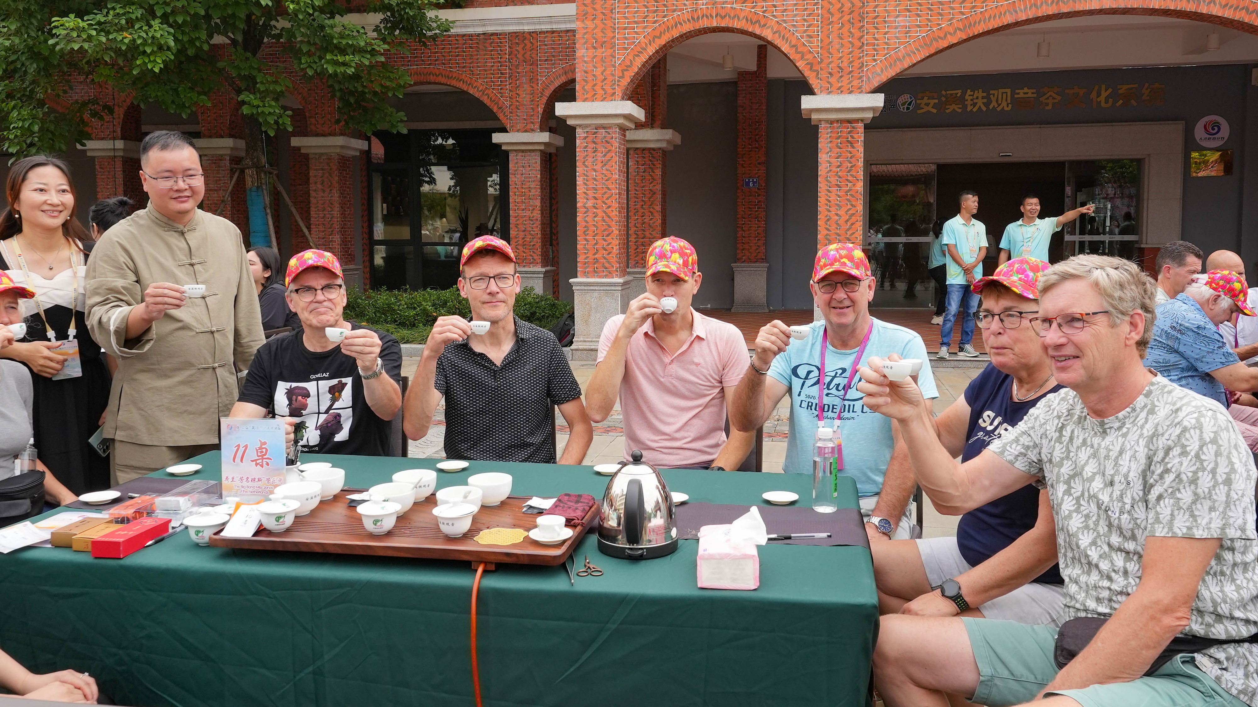 △2023年10月4日，福建泉州，外國人品中國茶。